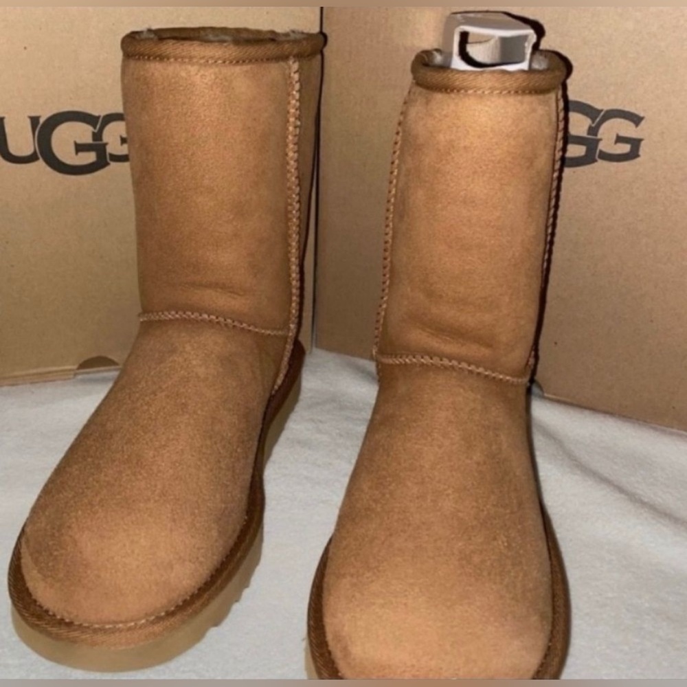UGG CLASSIC SHORT - Picture 2 of 5